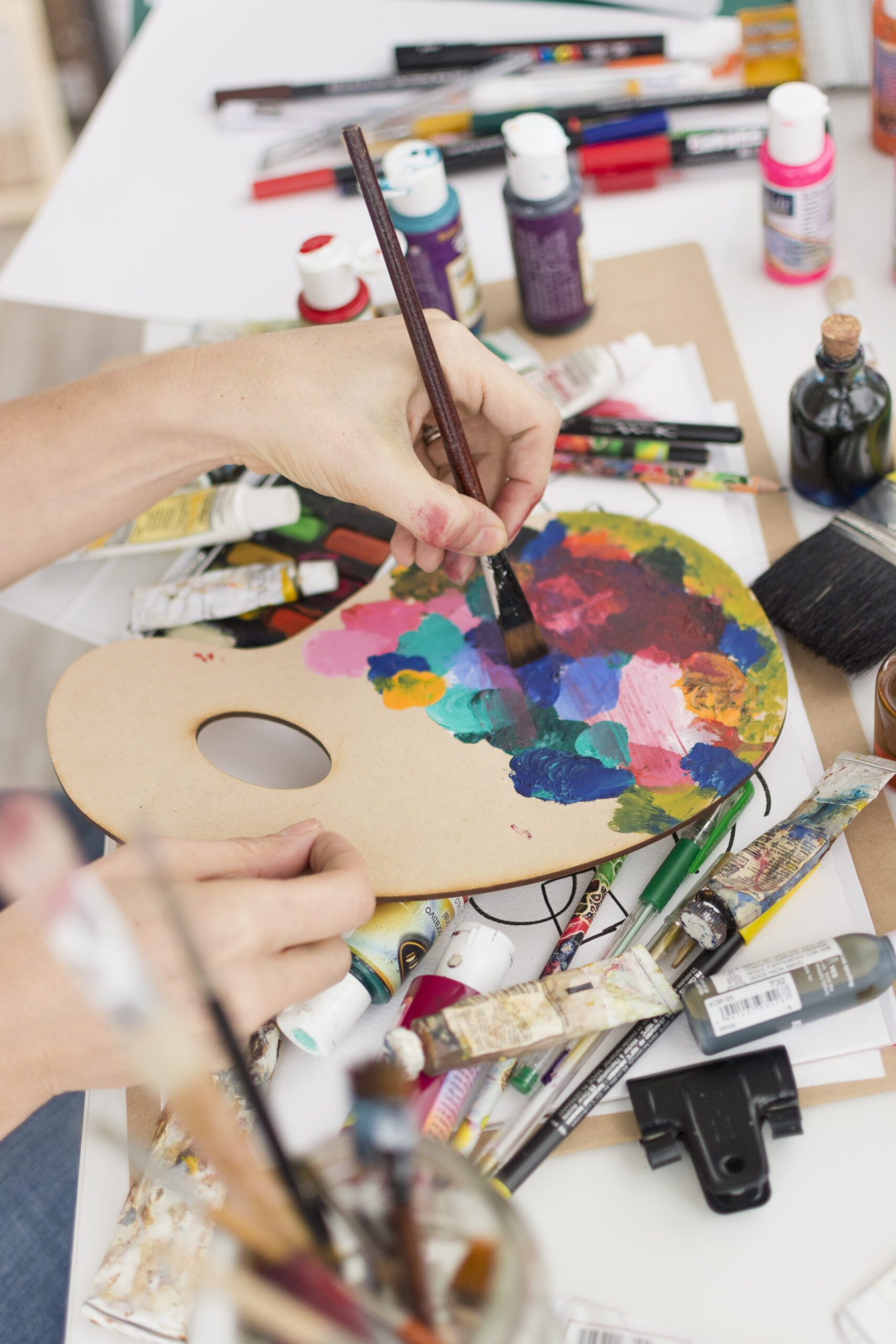 composicion de arte con pintura y pincel